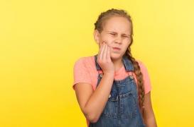 Cette invention traite les caries des jeunes autistes tout en douceur