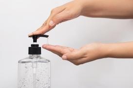 Le coronavirus survit jusqu’à 9h sur la peau mais peu sur les surfaces externes