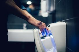 Les sèche-mains sont-ils des nids à germes ?