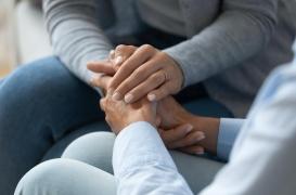 Coronavirus : au Brésil, un rideau à câlins permet aux personnes âgées d'enlacer leurs proches 