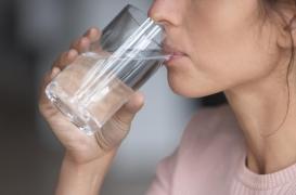 Une jeune femme s’intoxique après avoir bu… trop d’eau