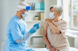 Les Français de plus en plus convaincus par le vaccin mais sévères sur l'organisation de la campagne