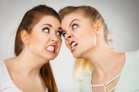 Les femmes sont plus sensibles à la douleur... quand elle est infligée par d'autres femmes 