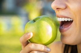 Flavonols : pourquoi manger des pommes protège les personnes âgées 