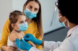 Vaccination des enfants : des stratégies contraires selon les pays