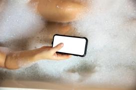 Électrocution : il décède dans son bain à cause de son téléphone en charge 