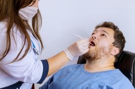 Fiabilité des tests antigéniques : faut-il faire un double prélèvement dans le nez et la gorge ? 