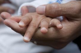 Soins kangourous : le peau-à-peau bénéfique pour les bébés de faible poids