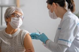 Covid-19 : le vaccin d’AstraZeneca efficace contre les formes graves