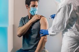 Vaccin Covid-19 : pourquoi la protection apportée par les deux premières doses baisse rapidement ?