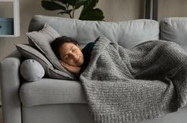 Faire de longues siestes amène à prendre du poids