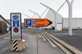 Ouverture à tous les majeurs, Moderna en pharmacie et une décision pour AstraZeneca : l’actualité de la vaccination