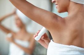 Utiliser de l’acide glycolique en guise de déodorant, cette astuce TikTok est dangereuse !