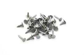 Une femme s’enfonce un clou dans la tête pour avoir un garçon