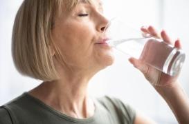 Bien s’hydrater, le secret pour bien vieillir et vivre plus longtemps ?