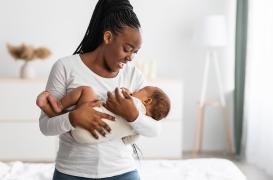 Les berceuses favorisent le développement du bébé