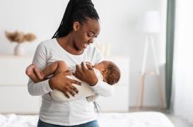 Voici pourquoi vous devriez chanter des berceuses à votre bébé