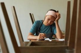 Bas salaires : le travail précaire accélère le déclin cognitif