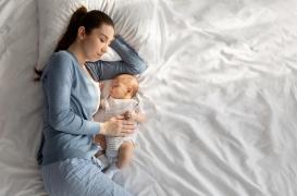 Dormir quand le bébé dort : pourquoi ce conseil ne règle pas les problèmes de sommeil