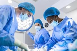 Bloc opératoire : cette chirurgienne chante pour détendre ses patientes avant leur opération