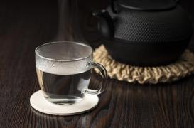 Perte de poids, peau, douleurs menstruelles : boire de l'eau chaude, une bonne idée ?