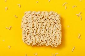 Un ado mange des nouilles instantanées crues et meurt 