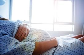 Elle refuse une césarienne : un juge l’appelle pendant qu’elle accouche !