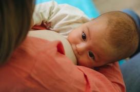 Des microplastiques ont été retrouvés dans le lait maternel