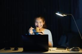 Manger tard le soir n'est pas forcément mauvais pour la santé