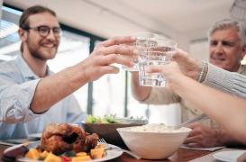 Vrai ou faux : est-ce que boire de l’eau coupe vraiment la faim ? 
