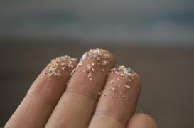 Microplastiques : chaque jour, vous inhalez chez vous des dizaines de milliers de particules !