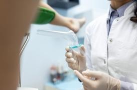 Papillomavirus : le vaccin dispense-t-il des frottis réguliers ?