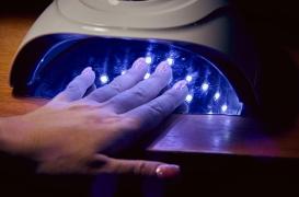 Cancer de la peau, ADN endommagé : attention aux lampes UV qui sèchent le vernis
