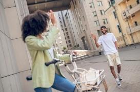 Saluer des inconnus, la solution pour être plus heureux ?