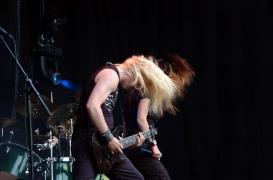 Le head banging : le hard rock ne secoue pas que la tête
