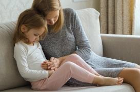 Maux de ventre des enfants : comment les parents les gèrent