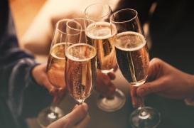 Arrêt cardiaque soudain : et si boire du champagne et du vin blanc réduisait le risque ?