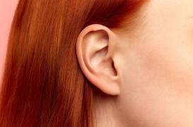 Elle entend pour la première fois après la reconstruction de son oreille 