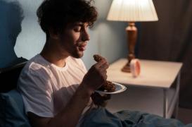 Pourquoi manger tard le soir peut saboter votre microbiote