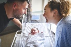 Congé de naissance : deux mois supplémentaires pour chaque parent ? 