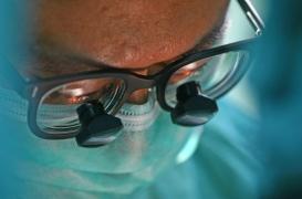 Double greffe du visage: une opération hors norme et un risque permanent de rejet du greffon