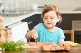 Troubles du neurodéveloppement : manger du poisson durant l’enfance réduirait les risques