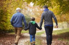 Génération sandwich : prendre soin de ses enfants et ses parents impacte la santé
