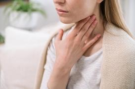 Mal de gorge intense : un possible symptôme du nouveau variant Covid
