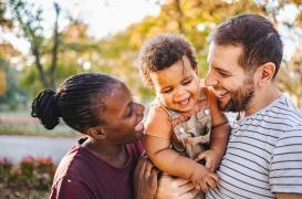 Comment le rire construit la relation parent-enfant ?