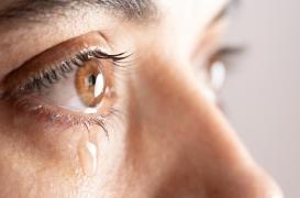 Maladies oculaires et neurodégénératives : et si les larmes aidaient à les détecter ? 