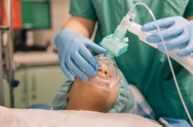 Après une chirurgie, il ne comprend et ne parle plus sa langue maternelle