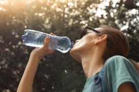 Canicule : pourquoi il ne faut pas boire de l’eau des bouteilles en plastique exposées au soleil