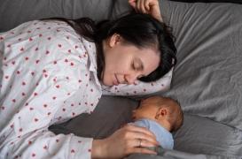 Une mère qui s’est endormie en allaitant son bébé le retrouve mort à son réveil
