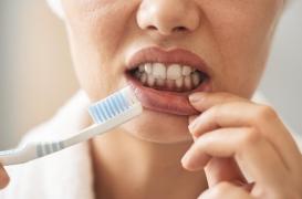 Ses saignements de gencive après le brossage des dents cachaient un cancer rare